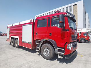 豪沃11噸干粉泡沫聯(lián)用消防車(chē)